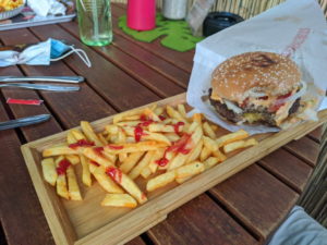 Pommes mit Cheeseburger beim Nahegrill Imbiss