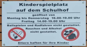 Hinweisschild an der Grundschule Hofgartenstraße