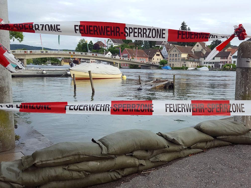 Hochwasser Katastrophe mit Absperrband am Ufer
